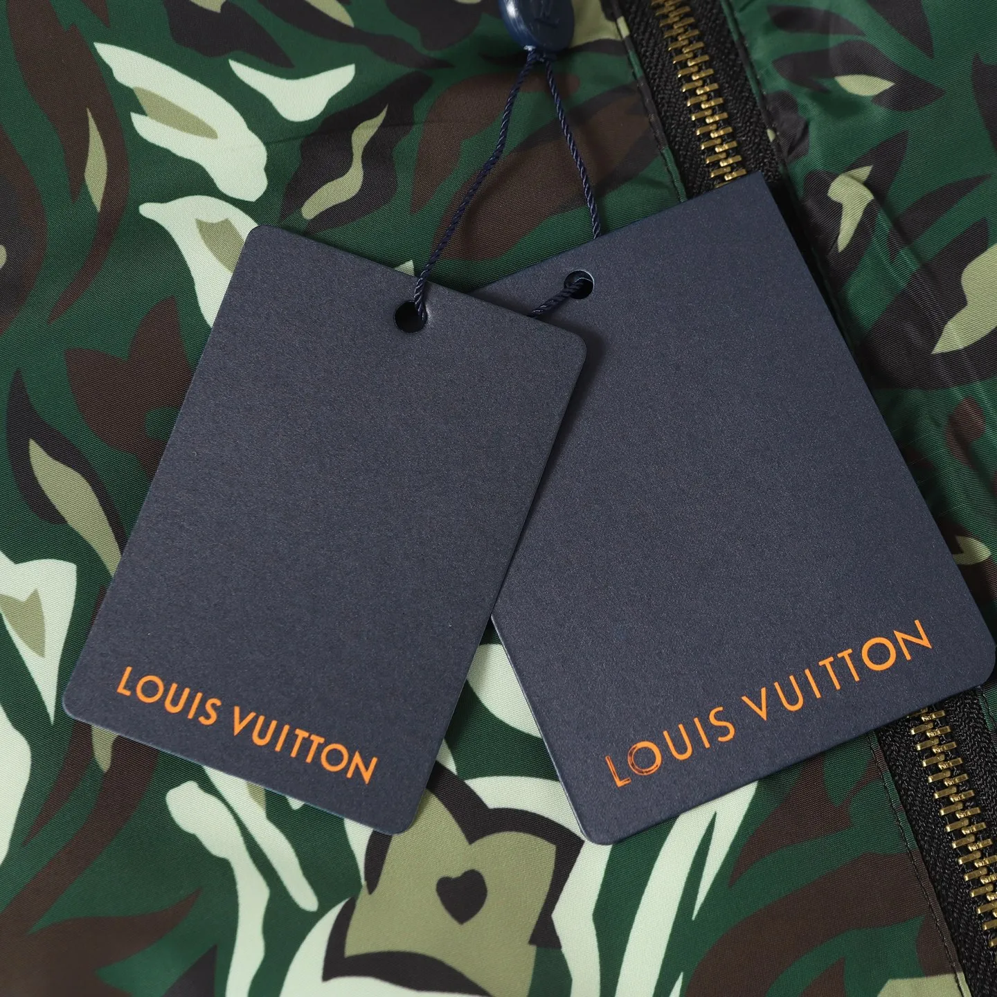 🅿️540 Louis Vuitton/Louis Vuitton camouflage presbyopic double-sided jacket. The original version was purchased for 23,000. It can be worn on both sides and can be switched between the two styles at will. Needless to say, the style is low-key and luxurious. Both sides bring out the 1V classic elements. The loose version makes the upper body casual and comfortable. The solid color side is a soft shell model, the solid color is simple, only the chest is decorated with leather, the inside and outside hardware are all double-sided engraved, and the original version can be customized and dyed. The clothes are of the same color with no color difference, and the labor cost is expensive. The lining is made of silk jacquard fabric, and the classic full-width logo jacquard process requires everything to be woven, and the process cost is extremely high. Size: 46 48 50 52